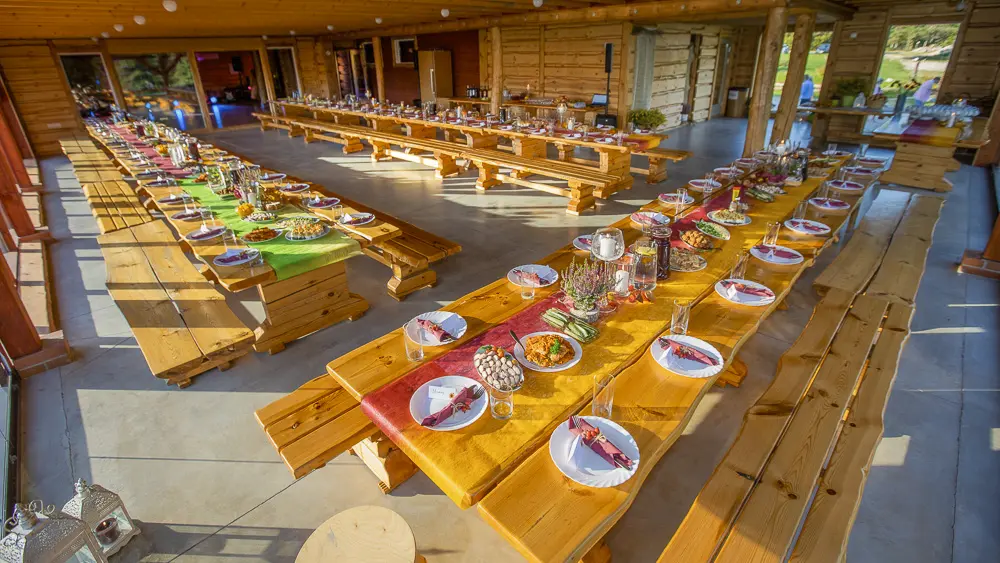 Väike-Trommi terrassil on kaetud lauad sajale inimesele