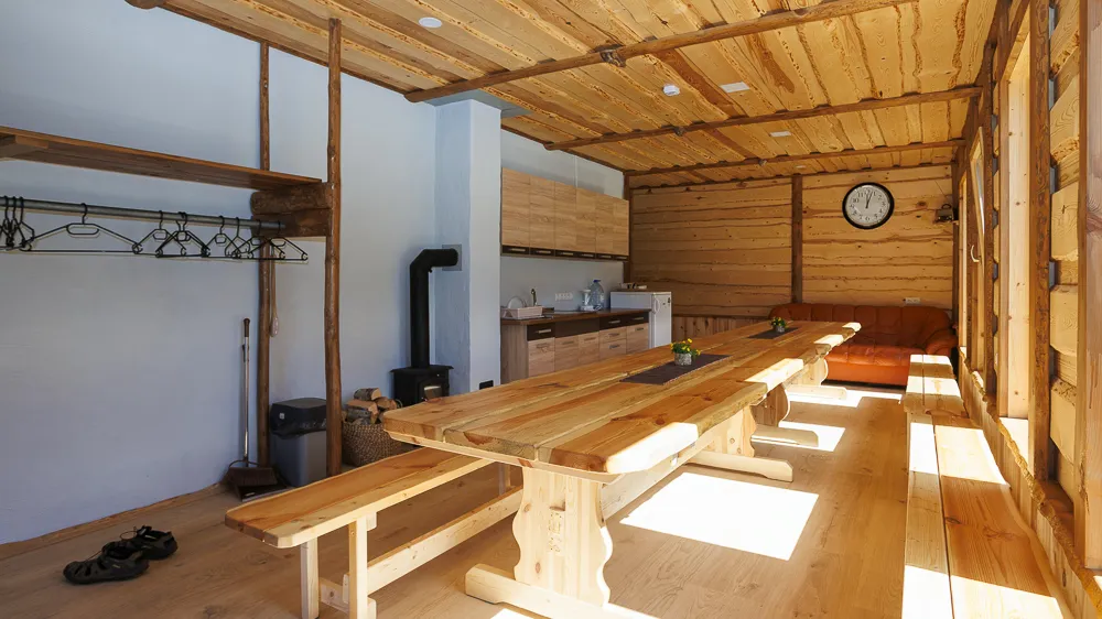 Väike-Trommi sauna eesruum, siin on istumiseks ruumi