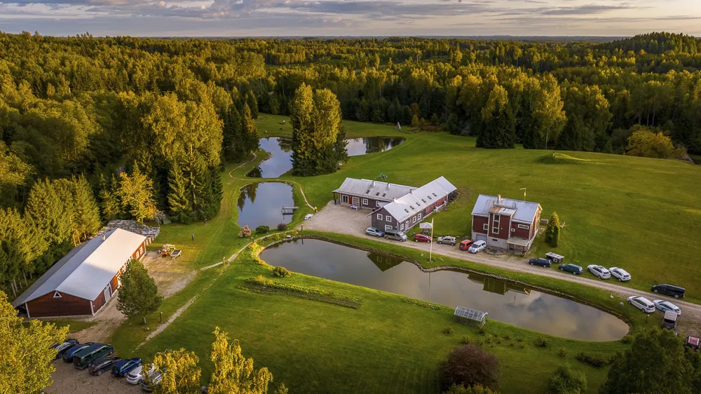 Väike-Trommi talu linnulennult suvel 2022